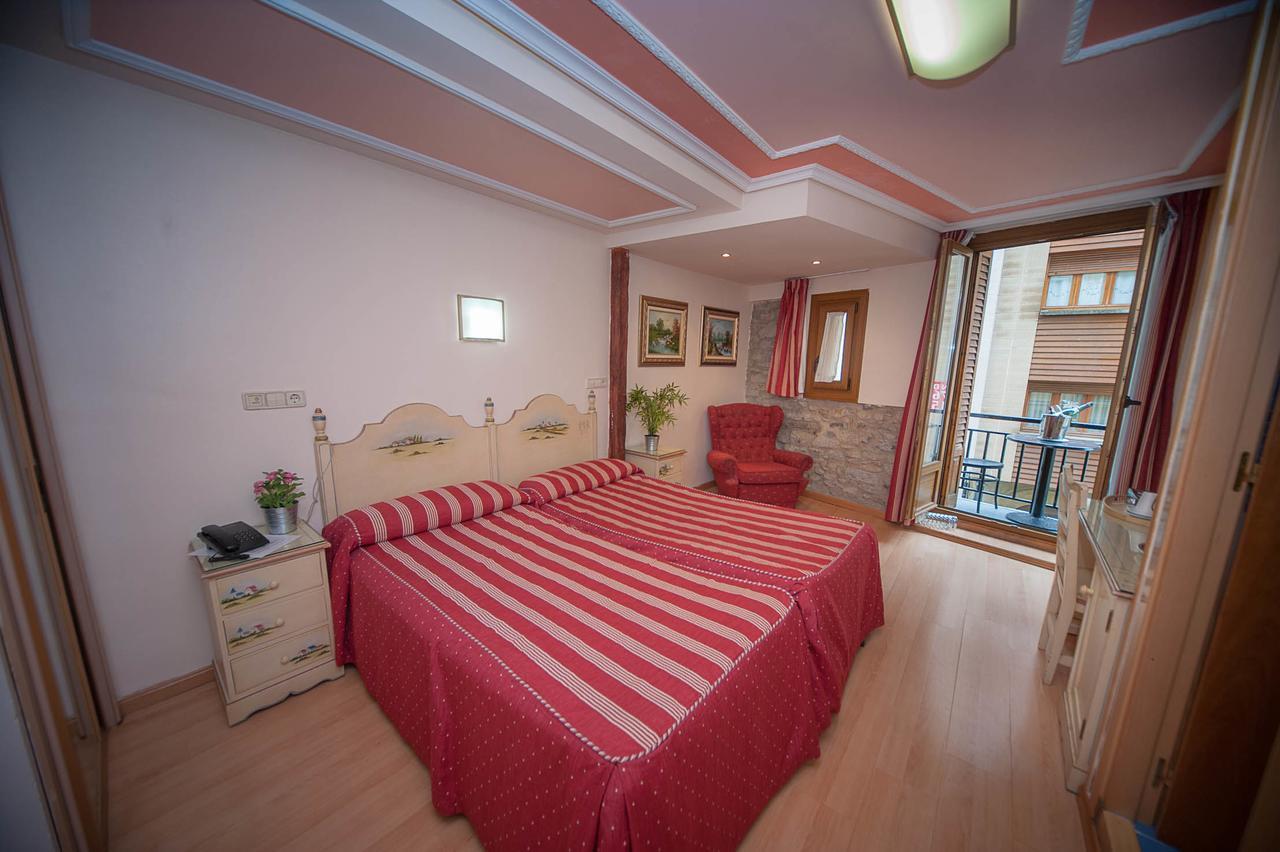 Hotel Mur Хака Екстериор снимка